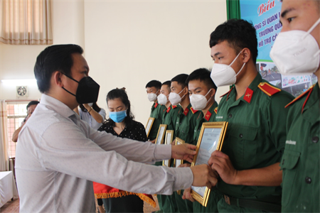 Thành phố Biên Hòa, tỉnh Đồng Nai khen thưởng cán bộ, chiến sĩ giúp dân chống dịch Covid-19