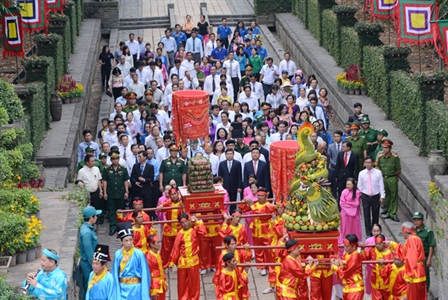Lãnh đạo TPHCM dâng cúng bánh tét các vua Hùng