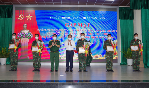 Thị xã Tân Uyên gặp mặt, chia tay cán bộ các đơn vị tham gia hỗ trợ phòng, chống dịch bệnh Covid-19