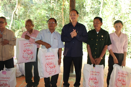 Lãnh đạo Quân khu 7 và Bộ CHQS Đồng Nai:
Thăm chúc tết đồng bào vùng kháng chiến