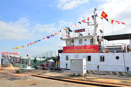 Quân khu 7 tiếp nhận tàu vận tải đa năng 150 tấn