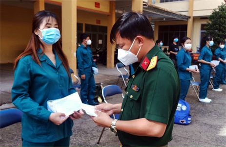 Nữ dân quân xung kích trên tuyến đầu chống dịch