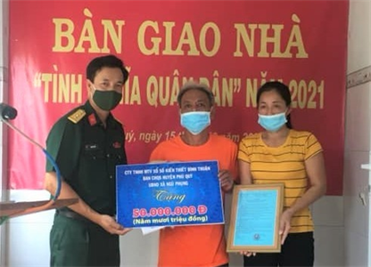 Ban CHQS huyện Phú Quý trao tặng "nhà tình nghĩa quân - dân"