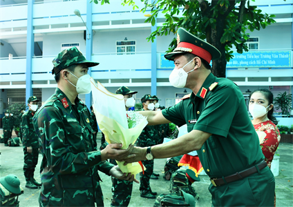 Thiếu tướng Nguyễn Trường Thắng tiễn bộ đội Sư đoàn 5 hoàn thành nhiệm vụ chống dịch