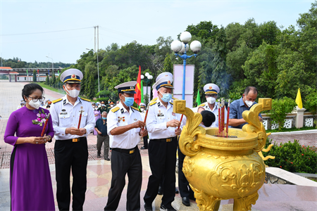 Vùng 2 Hải quân dâng hương Bia di tích Đường Hồ Chí Minh trên biển tại bến Lộc An