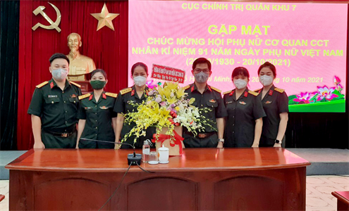 Đảng ủy, Ban Chủ nhiệm Cục Chính trị Quân khu chúc mừng Hội Phụ nữ cơ quan Cục Chính trị