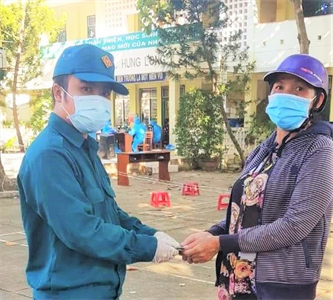 Dân quân thành phố Phan Thiết trả lại tài sản cho người đánh mất