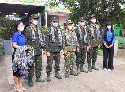 Nghĩa tình quân dân ngày chia tay