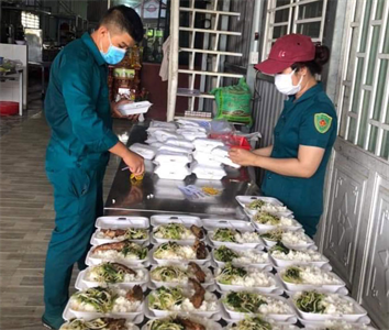 Nữ dân quân tận tâm nơi tuyến đầu chống dịch