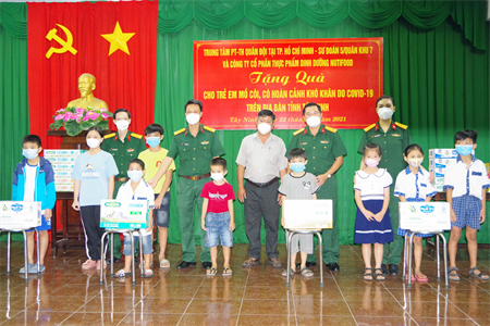 Sư đoàn 5 phối hợp tặng quà trẻ em bị ảnh hưởng dịch Covid-19