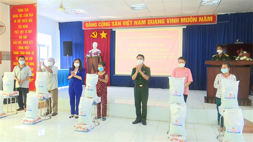 Bộ CHQS tỉnh Bình Dương hỗ trợ 2 tấn gạo cho Nhân dân phường Bình Nhâm, thành phố Thuận An
