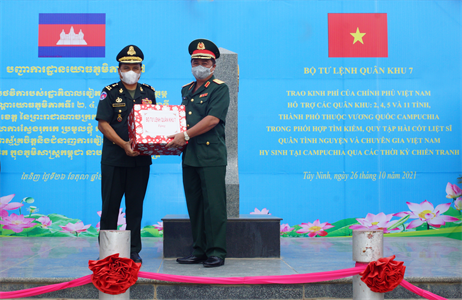 Trao kinh phí của Chính phủ Việt Nam hỗ trợ các Quân khu và tỉnh, thành phố thuộc Vương quốc Campuchia