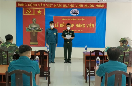 Quận 1 kết nạp đảng viên nơi tuyến đầu chống dịch