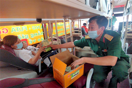 Bộ Tư lệnh TP.HCM hỗ trợ người dân về quê