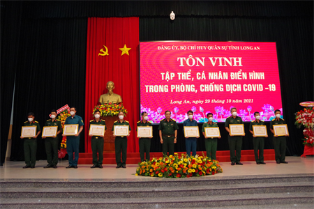 Bộ CHQS tỉnh Long An tuyên dương 21 tập thể, 45 cá nhân điển hình phòng, chống dịch Covid-19
