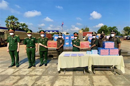 Bộ CHQS tỉnh Bà Rịa – Vũng Tàu trao kinh phí hỗ trợ Tiểu khu Quân sự tỉnh Preah Vihear