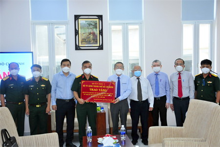 Bộ Tư lệnh TPHCM trao kinh phí hỗ trợ cơ sở tôn giáo xây dựng công trình thể dục thể thao
