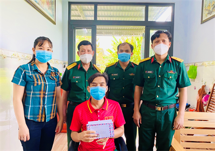 Đoàn thanh niên Bộ CHQS tỉnh Bà Rịa-Vũng Tàu trao quà "Nâng bước tương lai"