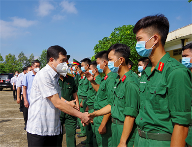 Phó Chủ tịch Hội đồng Nhân dân tỉnh Long An thăm tặng quà các đơn vị biên giới