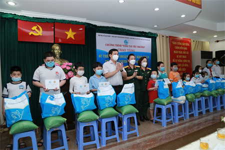 Chương trình “Vòng tay yêu thương” hỗ trợ trẻ sơ sinh, trẻ mồ côi do dịch bệnh Covid-19