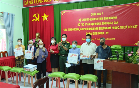 Tặng 2 tấn gạo cho Nhân dân phường Mỹ Phước, thị xã Bến Cát, tỉnh Bình Dương