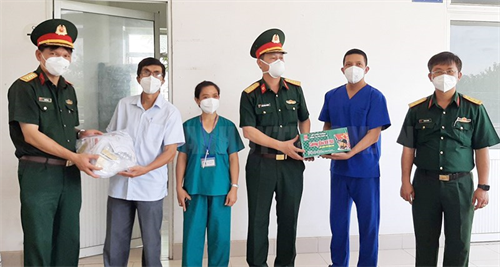 Cục Quân y thăm, động viên y, bác sĩ tại các Trạm Y tế lưu động huyện Hóc Môn