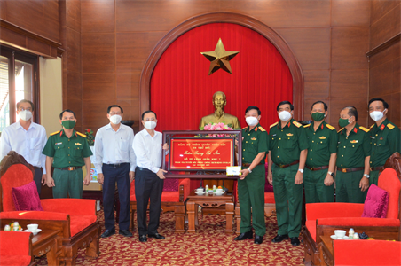 Thành ủy Tp. Thủ Đức thăm, tặng quà tri ân Bộ Tư lệnh Quân khu 7