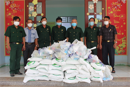 Hội Cựu chiến binh tỉnh Đồng Nai tặng quà hội viên khó khăn huyện Vĩnh Cửu