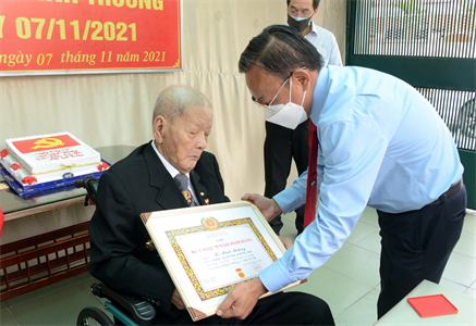 Quận Gò Vấp trao Huy hiệu 75 năm tuổi Đảng cho đảng viên