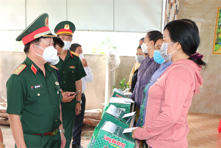 Trung tướng Trần Hoài Trung thăm, kiểm tra các Điểm dân cư liền kề Chốt dân quân biên giới tỉnh Long An