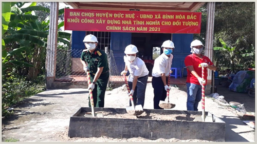 Ban Chỉ huy Quân sự huyện Đức Huệ khởi công xây dựng nhà tình nghĩa