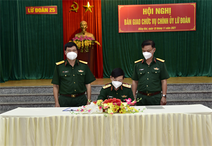 Bàn giao chức trách, nhiệm vụ Chính ủy Lữ đoàn 25