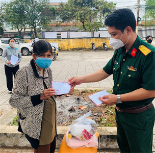 Ban CHQS huyện Châu Đức trao 100 suất quà cho người khiếm thị