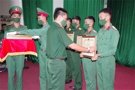 Trung đoàn 4 tôn vinh tập thể, cá nhân điển hình trong phòng, chống dịch Covid-19