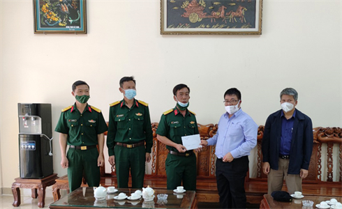 Bí thư Huyện ủy Đức Trọng, tỉnh Lâm Đồng thăm lực lượng làm nhiệm vụ tại Bệnh viện dã chiến