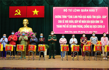 Bộ Tư lệnh Quân khu tặng "500 phần quà nghĩa tình quân - dân" cho Nhân dân quận Bình Tân