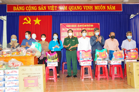 Sư đoàn 5 phối hợp tặng quà Nhân dân huyện Tân Biên, tỉnh Tây Ninh