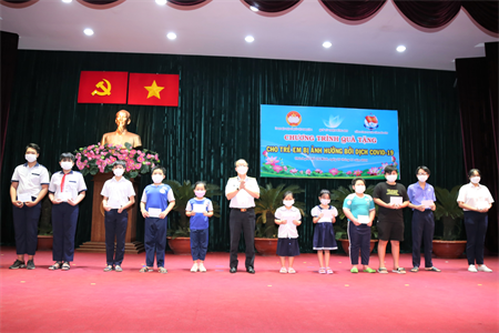 Tổng Công ty Tân Cảng Sài Gòn tặng 1 tỷ đồng cho trẻ em mồ côi và người nghèo tại TPHCM