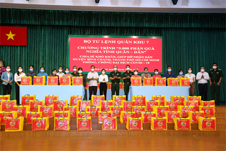 Nhân dân huyện Bình Chánh đón nhận 500 phần quà nghĩa tình từ Bộ Tư lệnh Quân khu 7