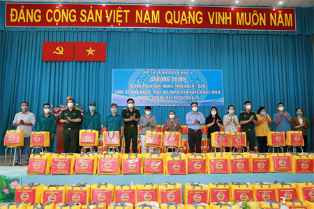 Quân khu 7 trao tặng 500 phần quà nghĩa tình hỗ trợ Nhân dân huyện Hóc Môn