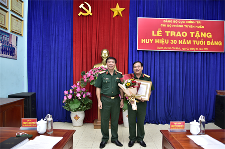 Chi bộ Phòng Tuyên huấn trao Huy hiệu 30 năm tuổi Đảng