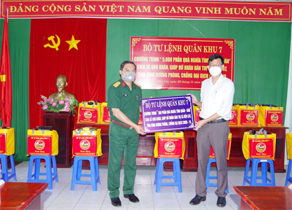 500 phần quà tặng Nhân dân thị xã Bến Cát, tỉnh Bình Dương