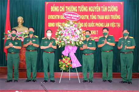 Thượng tướng Nguyễn Tân Cương thăm, kiểm tra Sư đoàn 5