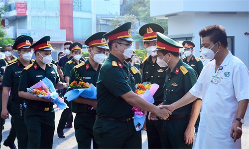 Y sĩ, bác sĩ Bệnh viện Quân y 175 thực hiện nhiệm vụ tại huyện đảo Trường Sa