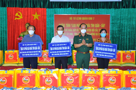 Bộ Tư lệnh Quân khu 7 tặng "500 phần quà nghĩa tình Quân - Dân"  hỗ trợ Nhân dân tỉnh Tây Ninh