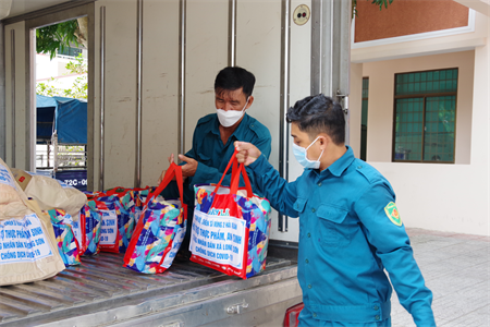 Vùng 2 Hải quân trao túi an sinh cho xã Long Sơn, thành phố Vũng Tàu