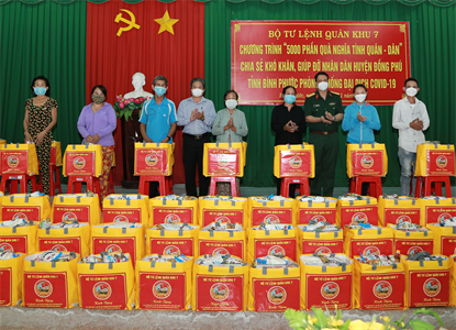 Nhân dân Đồng Phú vui mừng đón nhận những phần quà nghĩa tình từ Bộ Tư lệnh Quân khu 7