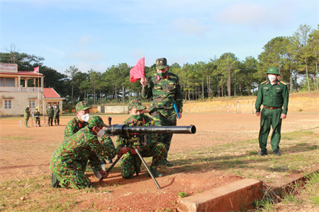 Bộ CHQS tỉnh Lâm Đồng kiểm tra bắn kẹp nòng bài 1 súng ĐKZ an toàn tuyệt đối