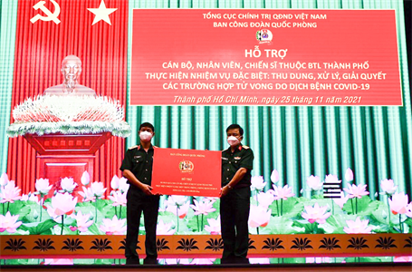 Quân khu 7 trao quà hỗ trợ cho lực lượng làm nhiệm vụ phòng, chống dịch