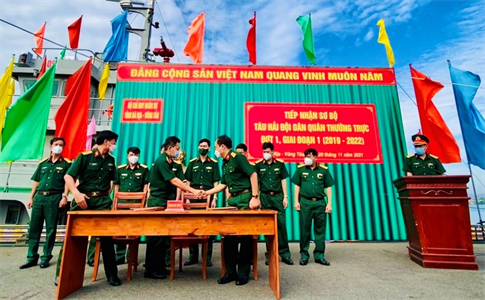 Bàn giao tàu dịch vụ hậu cần và tàu lưới rê Hải đội dân quân thường trực